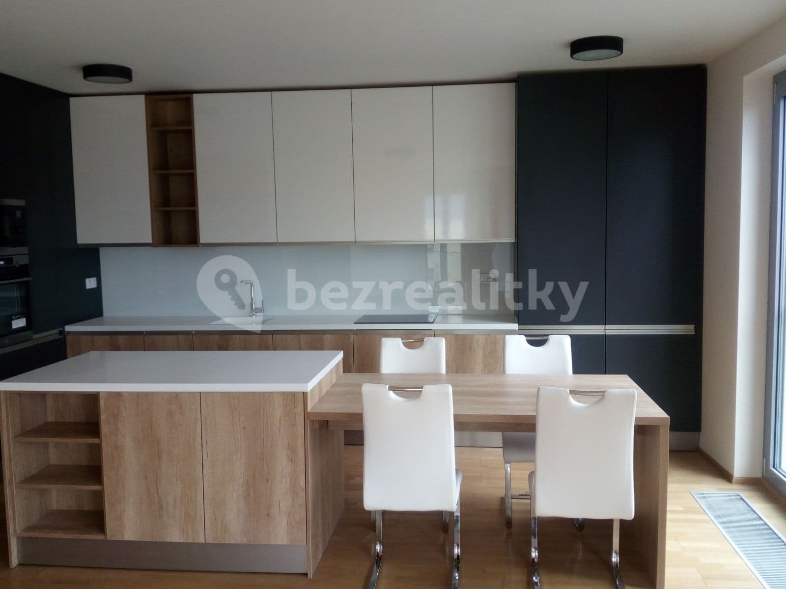 Prenájom bytu 3-izbový 124 m², Vojenova, Praha, Praha Prenájom bytu 3-izbový 124 m², Vojenova, Praha, Praha