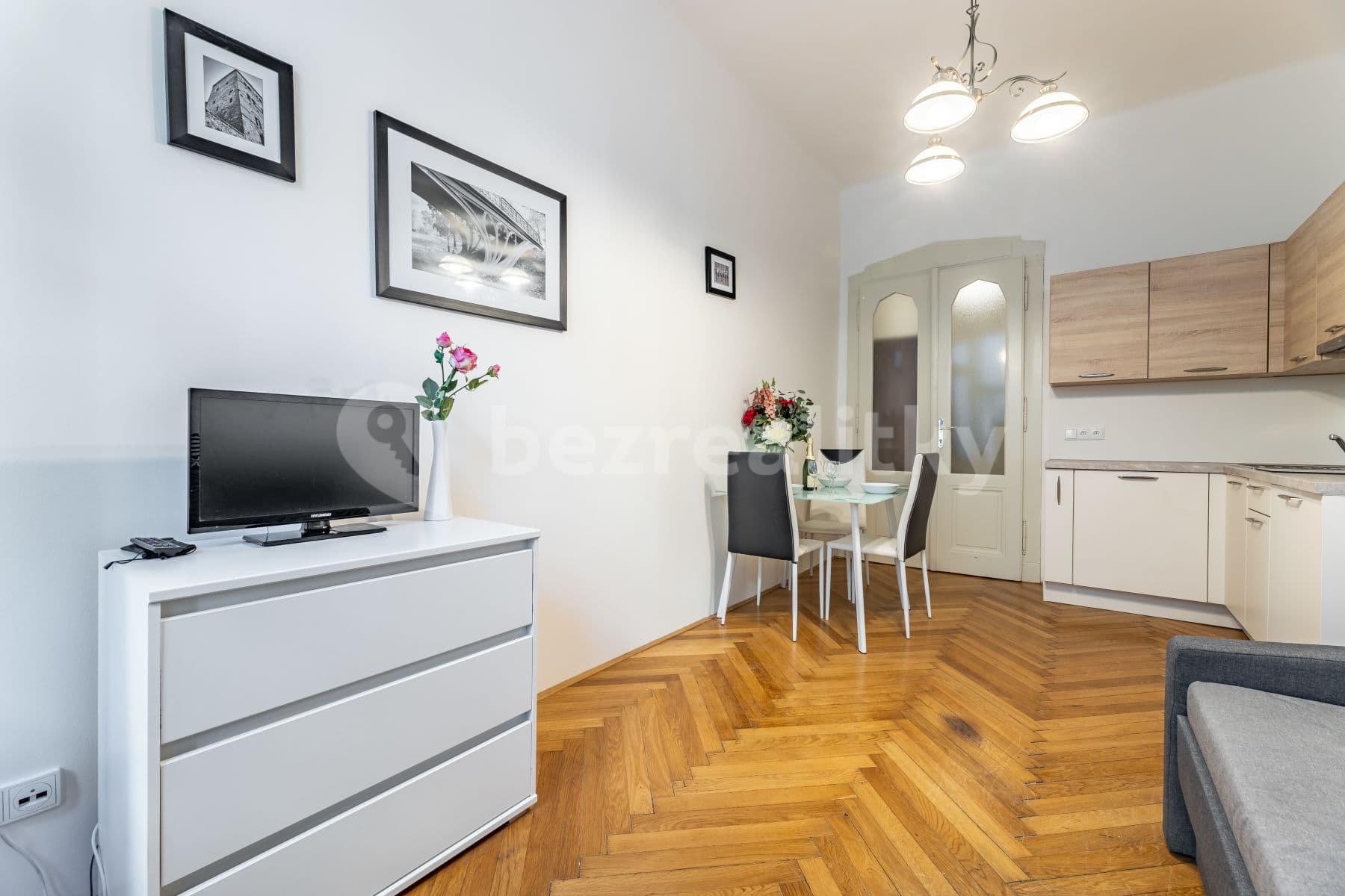 Prenájom bytu 1-izbový 22 m², Elišky Krásnohorské, Praha, Praha Prenájom bytu 1-izbový 22 m², Elišky Krásnohorské, Praha, Praha