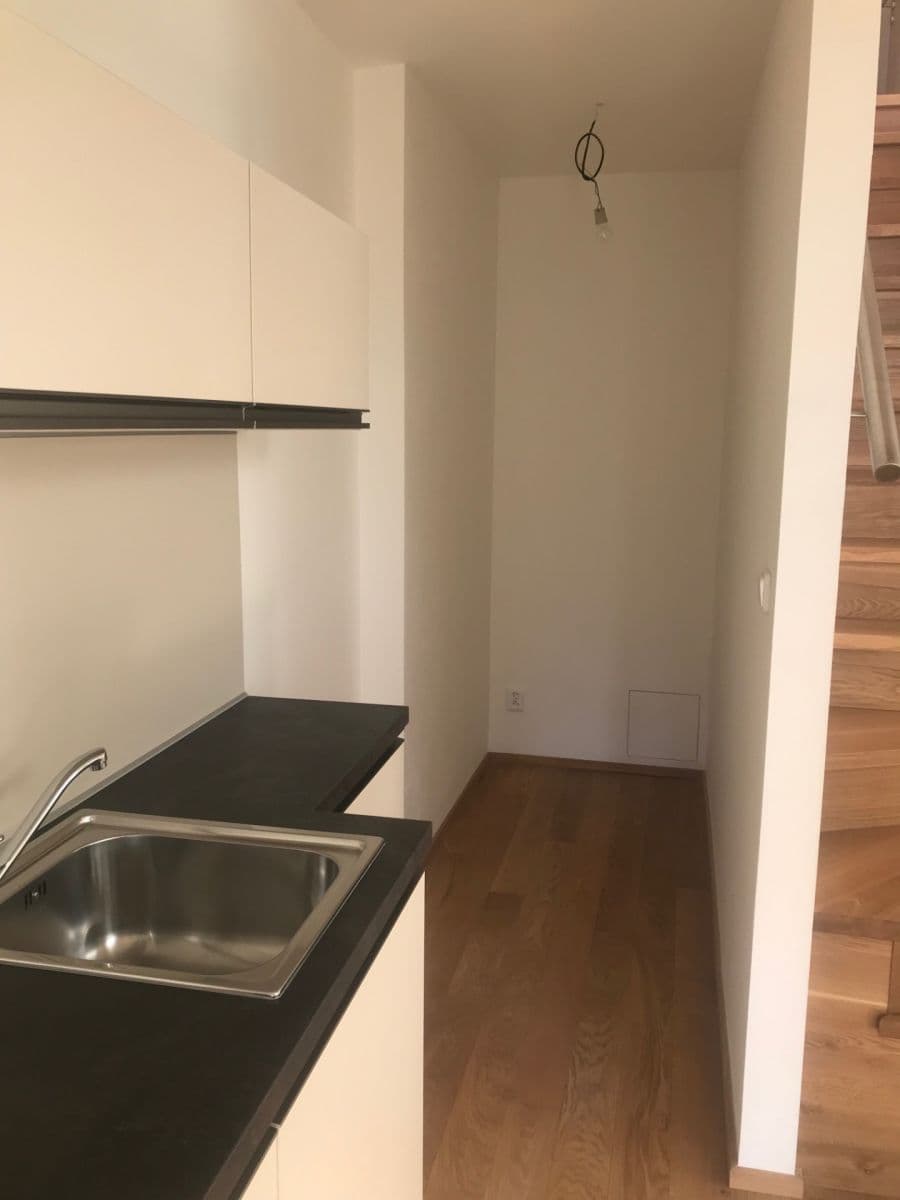 Prenájom bytu 1-izbový 62 m², Korunní, Praha, Praha Prenájom bytu 1-izbový 62 m², Korunní, Praha, Praha