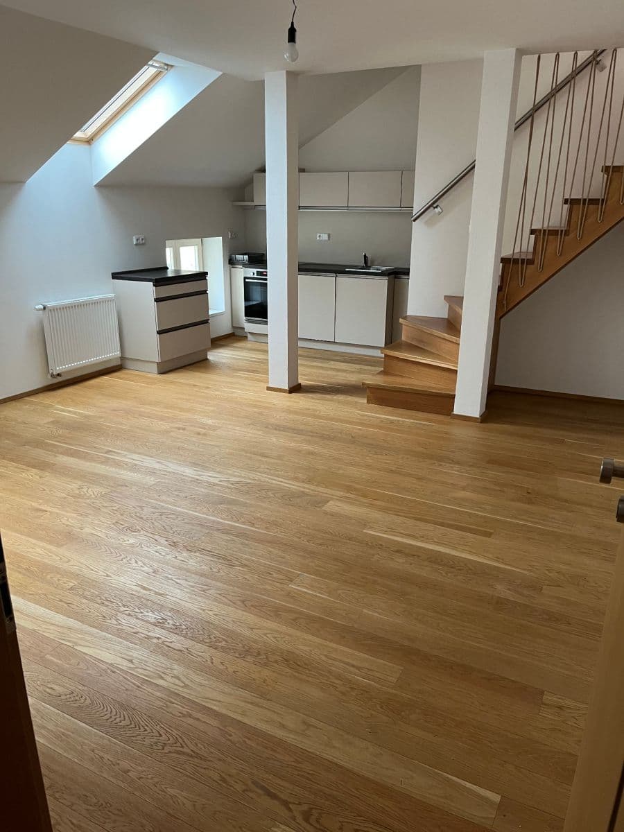 Prenájom bytu 1-izbový 62 m², Korunní, Praha, Praha Prenájom bytu 1-izbový 62 m², Korunní, Praha, Praha