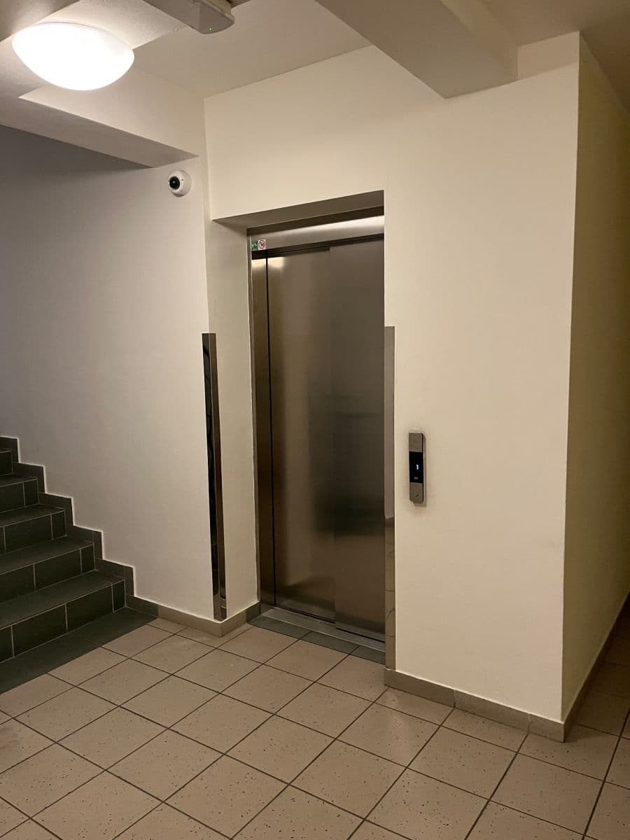 Prenájom bytu 1-izbový 38 m², Lipnická, Praha, Praha Prenájom bytu 1-izbový 38 m², Lipnická, Praha, Praha