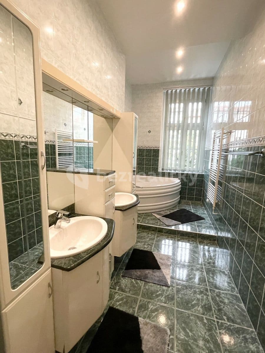 Prenájom bytu 3-izbový 120 m², Rumunská, Praha, Praha Prenájom bytu 3-izbový 120 m², Rumunská, Praha, Praha