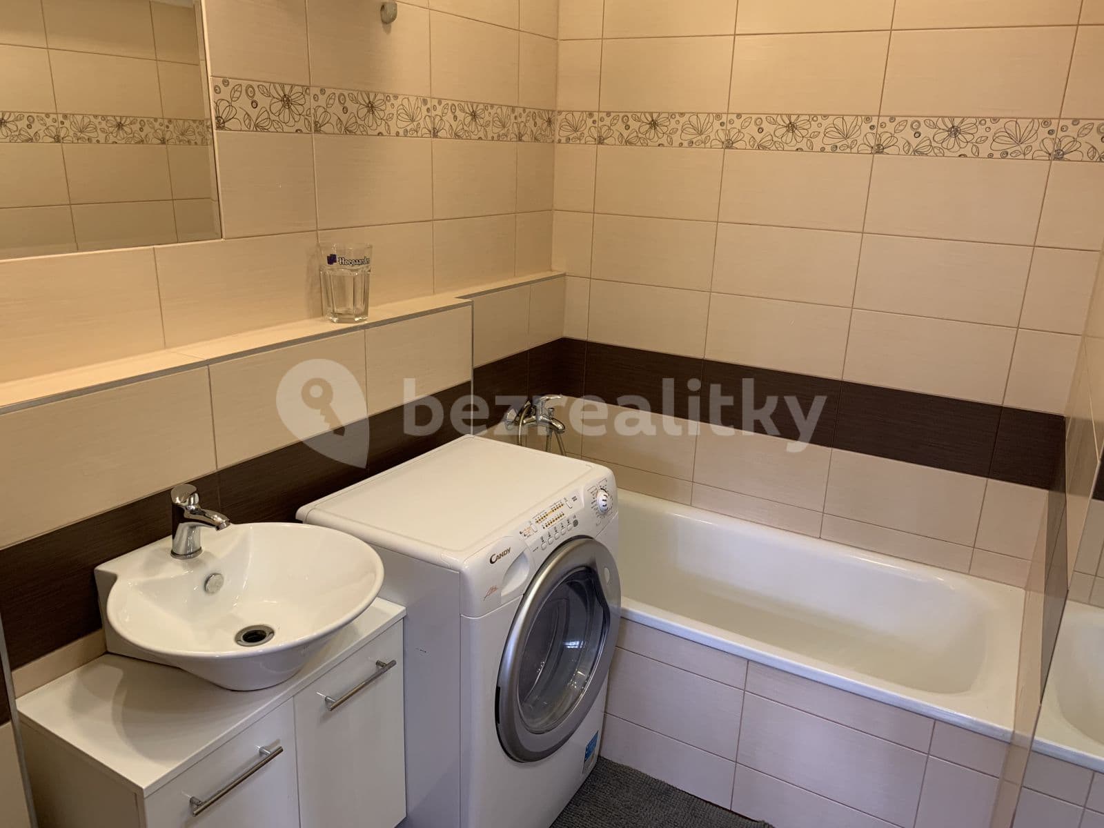 Prenájom bytu 1-izbový 35 m², Ostrovského, Praha, Praha Prenájom bytu 1-izbový 35 m², Ostrovského, Praha, Praha