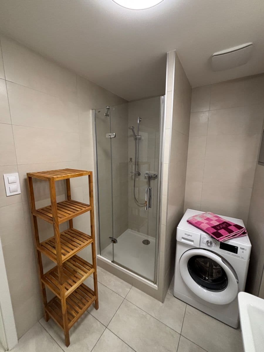 Prenájom bytu 2-izbový 70 m², Zvěřinova, Praha, Praha Prenájom bytu 2-izbový 70 m², Zvěřinova, Praha, Praha