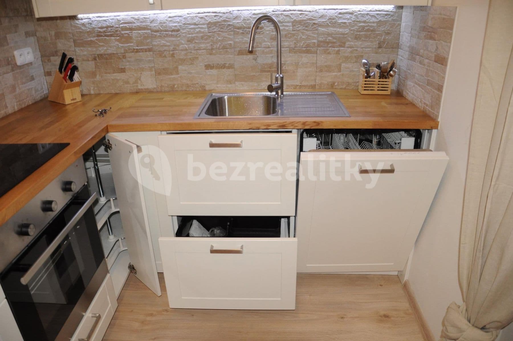 Prenájom bytu 2-izbový 54 m², Generála Sochora, Ostrava, Moravskoslezský kraj Prenájom bytu 2-izbový 54 m², Generála Sochora, Ostrava, Moravskoslezský kraj
