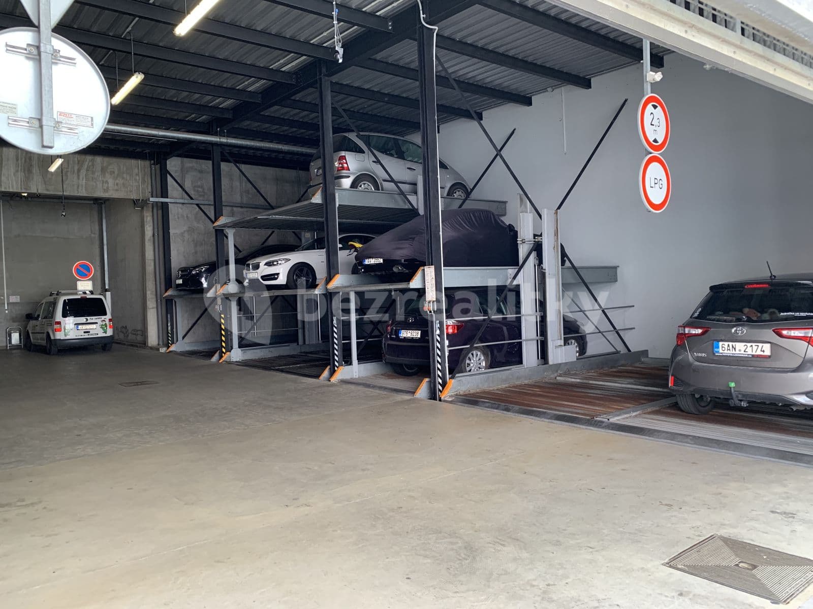 Prenájom garáže 12 m², Novákových, Praha, Praha Prenájom garáže 12 m², Novákových, Praha, Praha