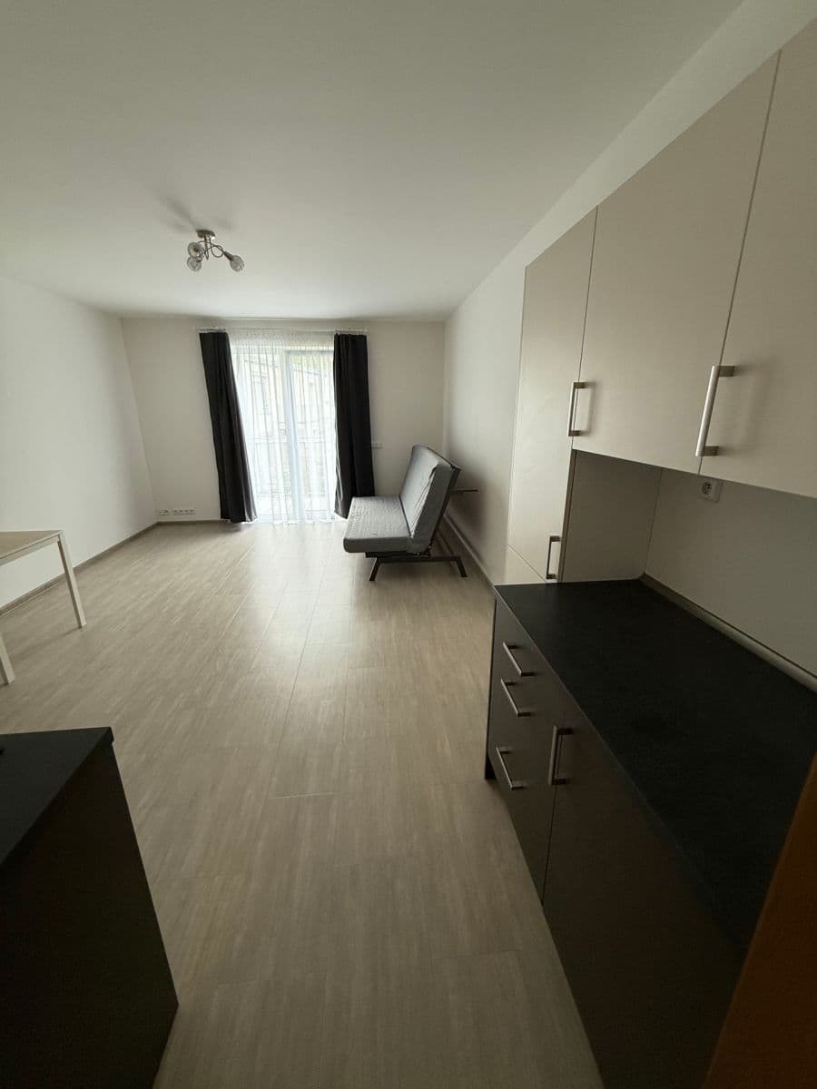 Prenájom bytu 1-izbový 36 m², Lačnovská, Praha, Praha Prenájom bytu 1-izbový 36 m², Lačnovská, Praha, Praha