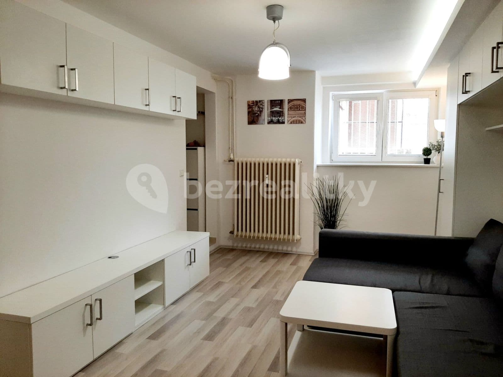 Prenájom bytu 1-izbový 25 m², Bajkalská, Praha, Praha Prenájom bytu 1-izbový 25 m², Bajkalská, Praha, Praha