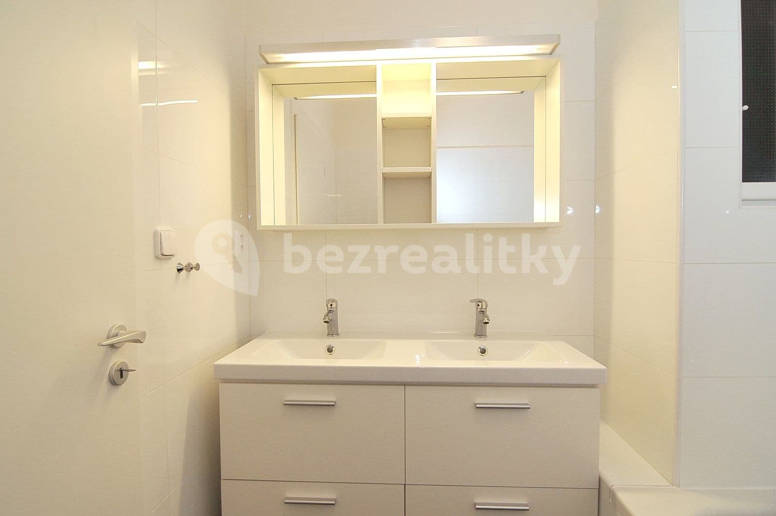 Prenájom bytu 3-izbový 89 m², Přístavní, Praha, Praha Prenájom bytu 3-izbový 89 m², Přístavní, Praha, Praha