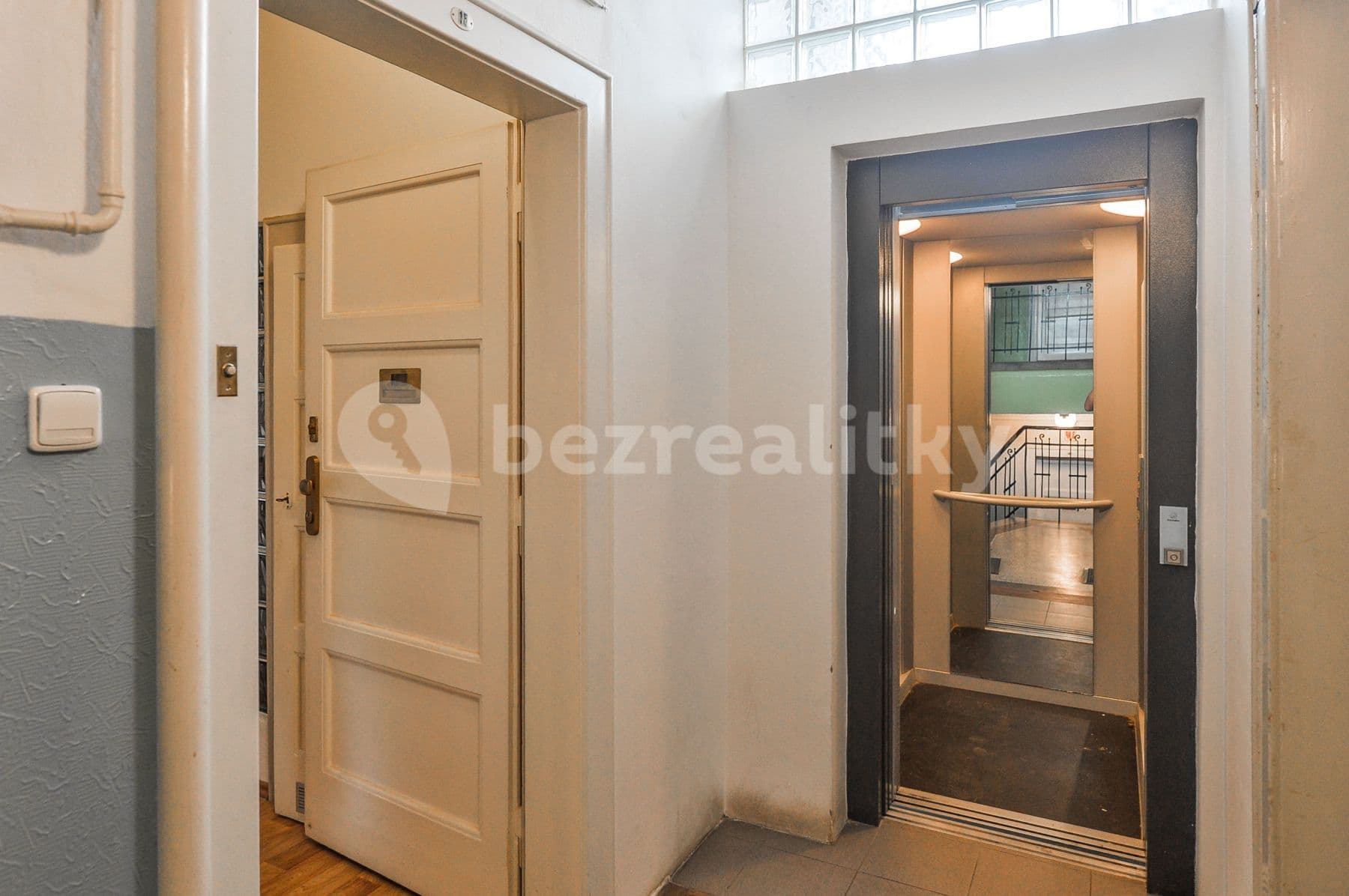 Prenájom bytu 1-izbový 30 m², Viklefova, Praha, Praha Prenájom bytu 1-izbový 30 m², Viklefova, Praha, Praha