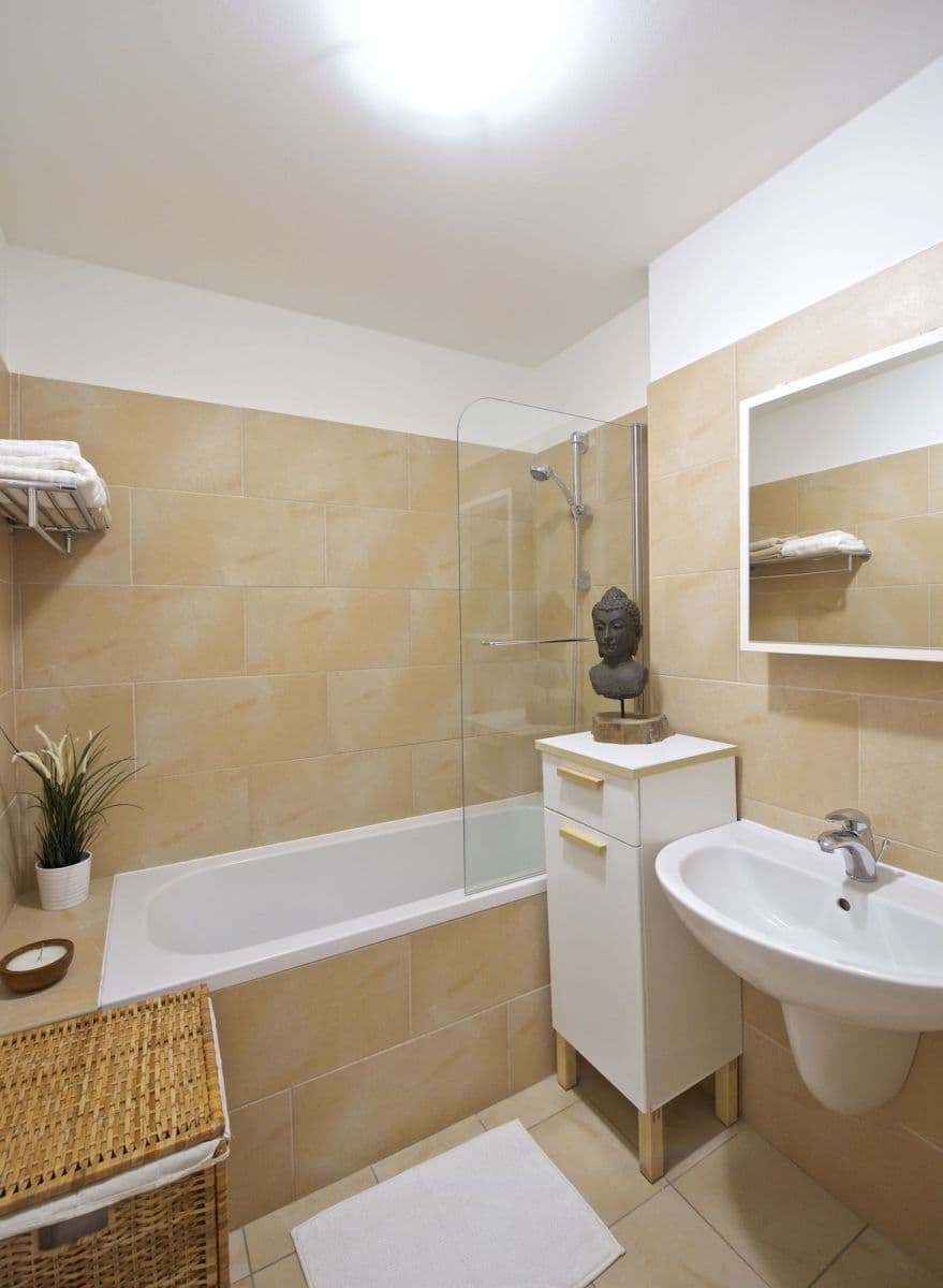 Prenájom bytu 2-izbový 57 m², Varšavská, Praha, Praha Prenájom bytu 2-izbový 57 m², Varšavská, Praha, Praha