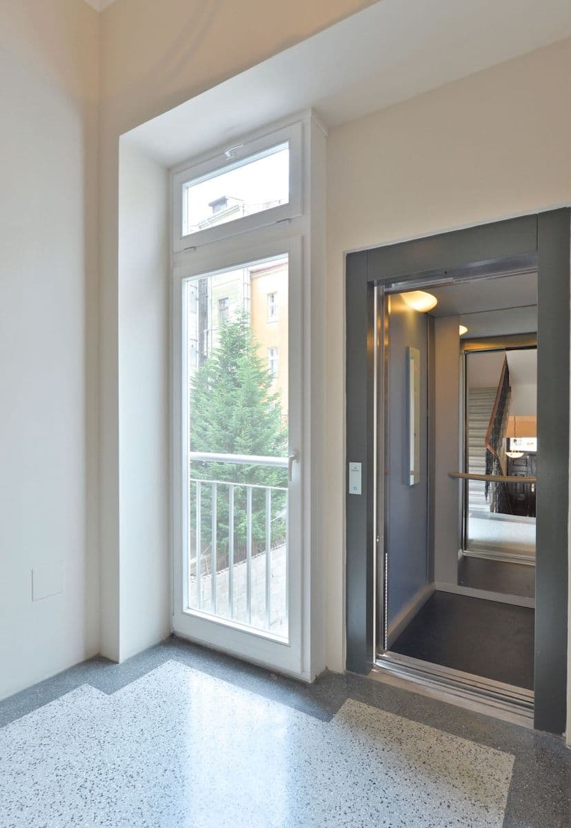 Prenájom bytu 2-izbový 57 m², Varšavská, Praha, Praha Prenájom bytu 2-izbový 57 m², Varšavská, Praha, Praha