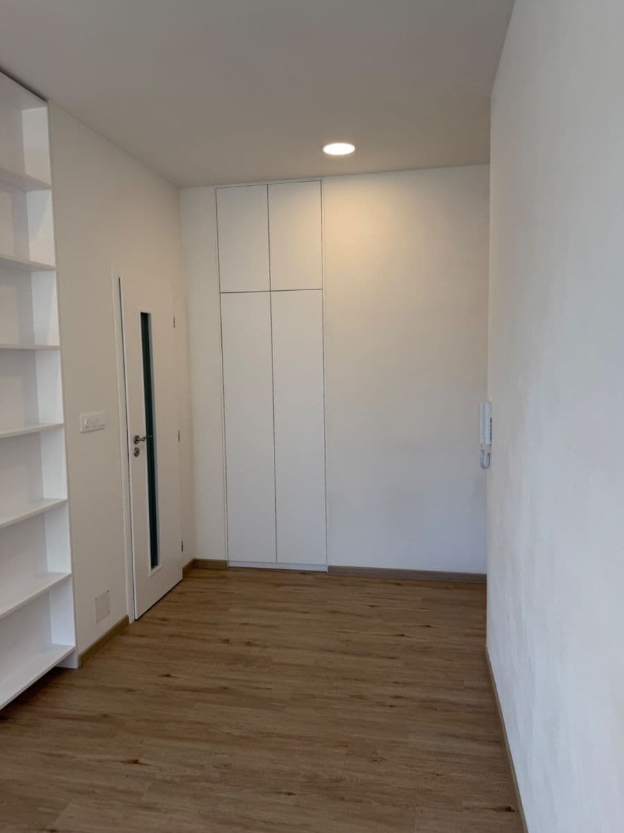 Prenájom bytu 1-izbový 28 m², Vrázova, Praha, Praha Prenájom bytu 1-izbový 28 m², Vrázova, Praha, Praha