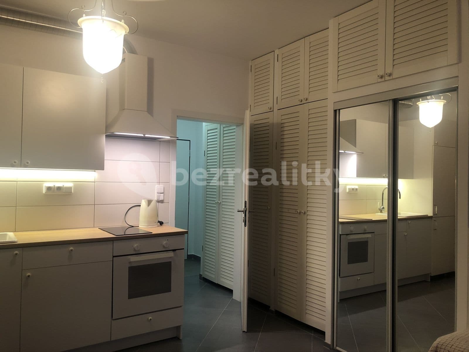 Prenájom bytu 1-izbový 35 m², Makedonská, Praha, Praha Prenájom bytu 1-izbový 35 m², Makedonská, Praha, Praha