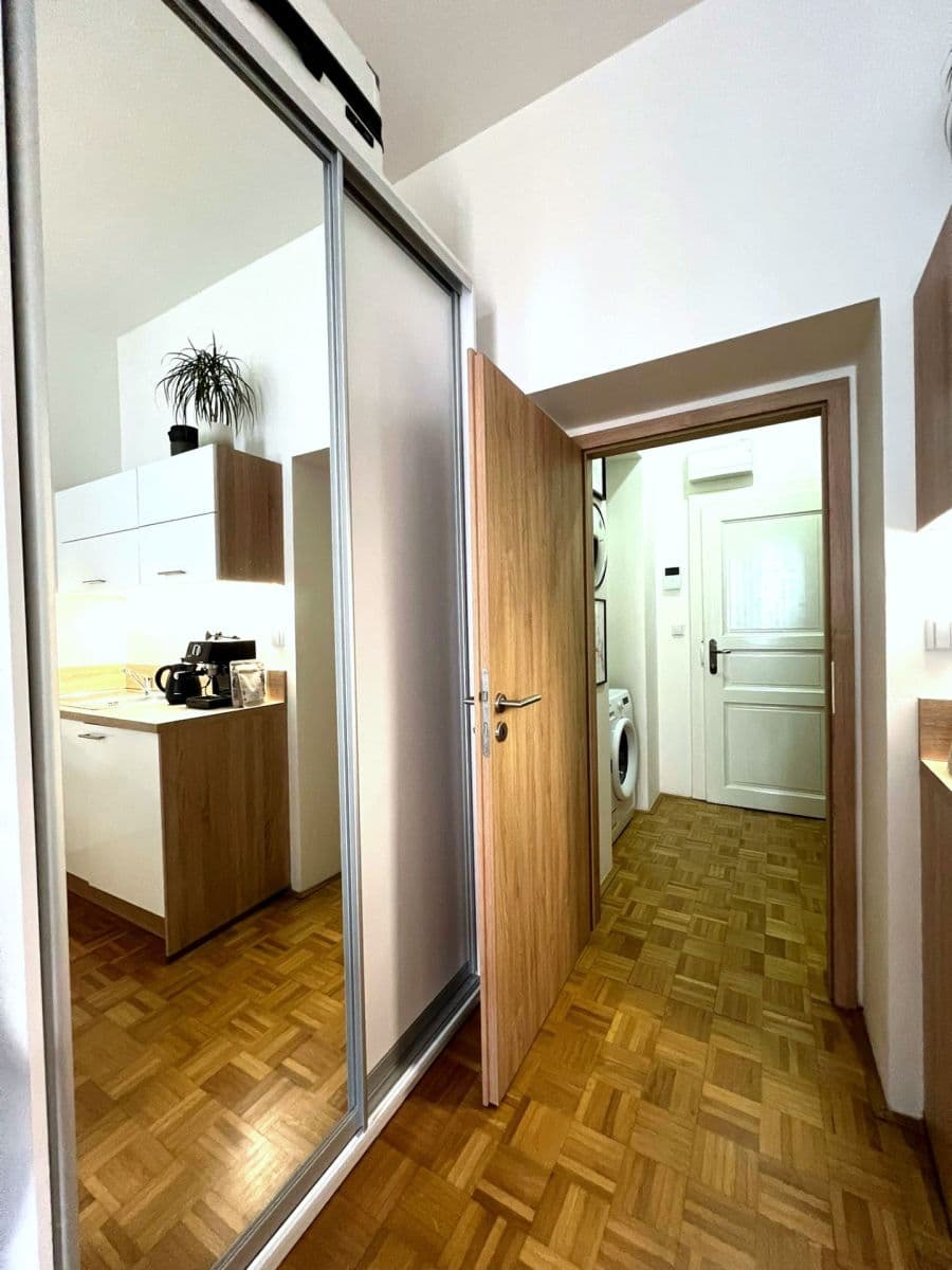 Prenájom bytu Garsoniéra 29 m², Moskevská, Praha, Praha Prenájom bytu Garsoniéra 29 m², Moskevská, Praha, Praha