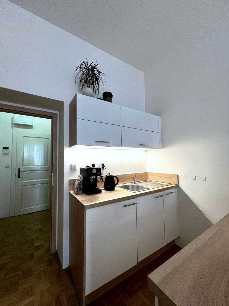 Prenájom bytu Garsoniéra 29 m², Moskevská, Praha, Praha Prenájom bytu Garsoniéra 29 m², Moskevská, Praha, Praha