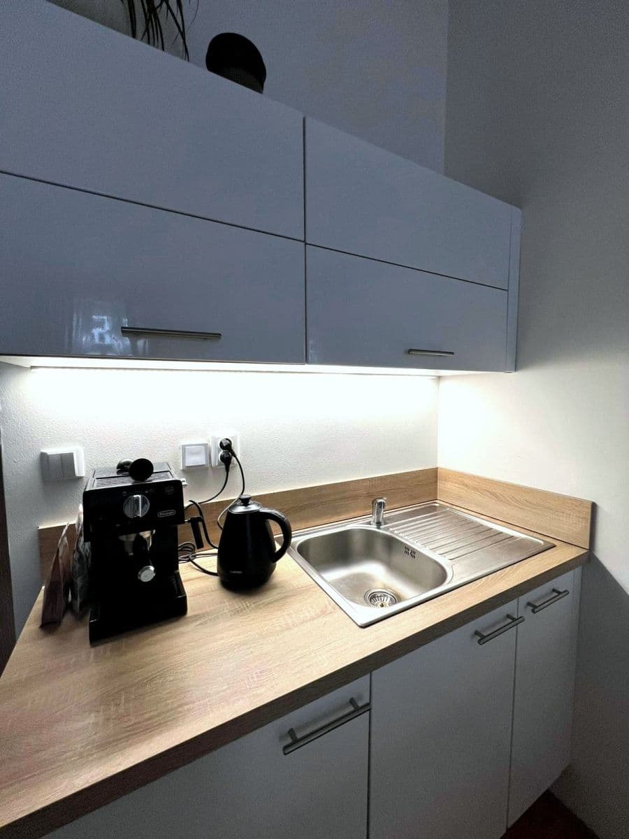 Prenájom bytu Garsoniéra 29 m², Moskevská, Praha, Praha Prenájom bytu Garsoniéra 29 m², Moskevská, Praha, Praha