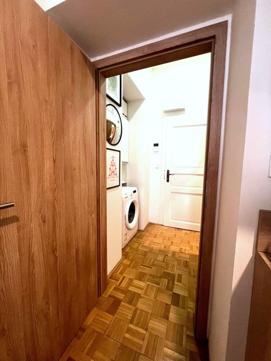 Prenájom bytu Garsoniéra 29 m², Moskevská, Praha, Praha Prenájom bytu Garsoniéra 29 m², Moskevská, Praha, Praha
