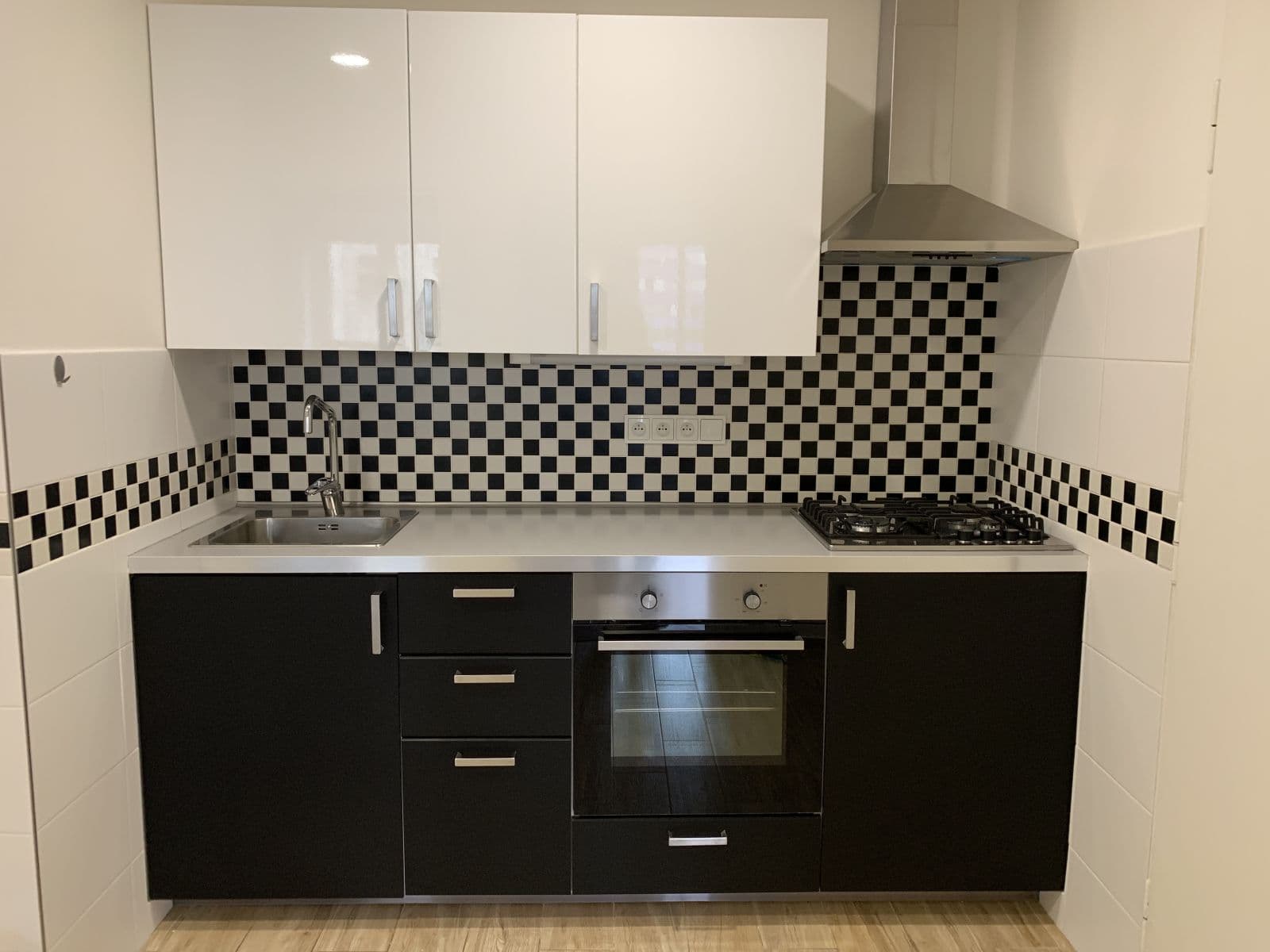 Prenájom bytu 2-izbový 50 m², 28. pluku, Praha, Praha Prenájom bytu 2-izbový 50 m², 28. pluku, Praha, Praha