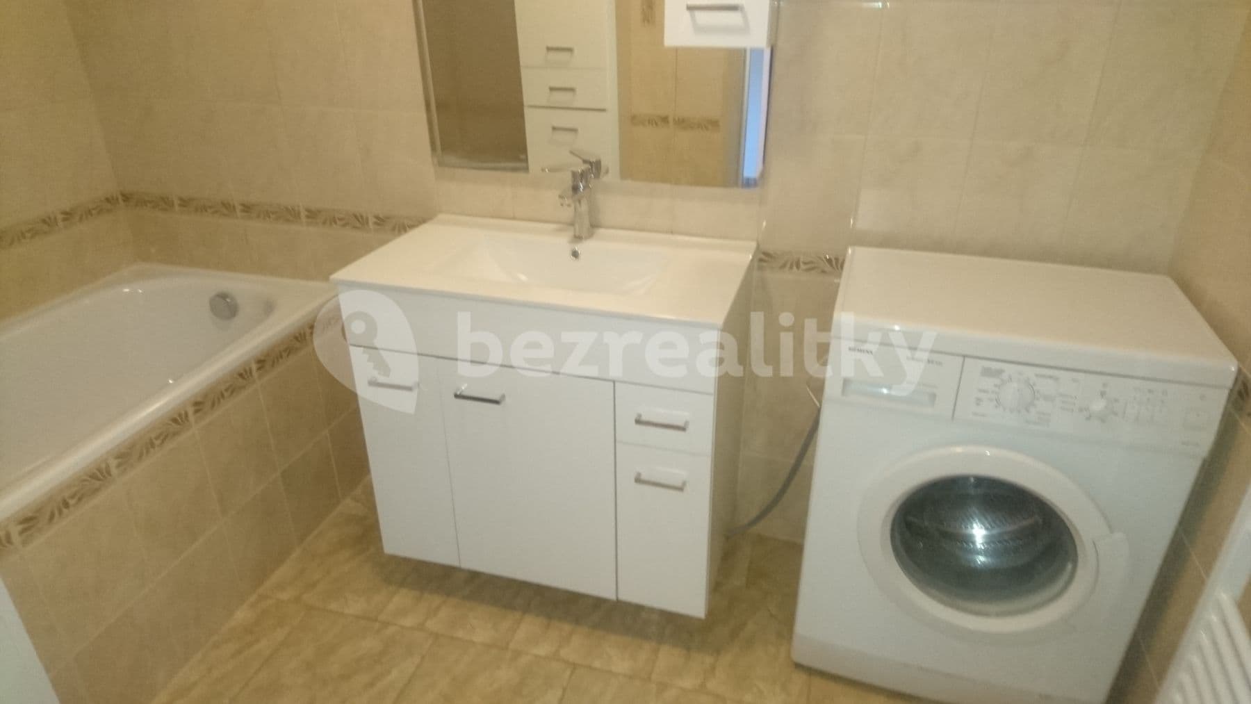 Prenájom bytu 3-izbový 60 m², Bulharská, Pardubice, Pardubický kraj Prenájom bytu 3-izbový 60 m², Bulharská, Pardubice, Pardubický kraj