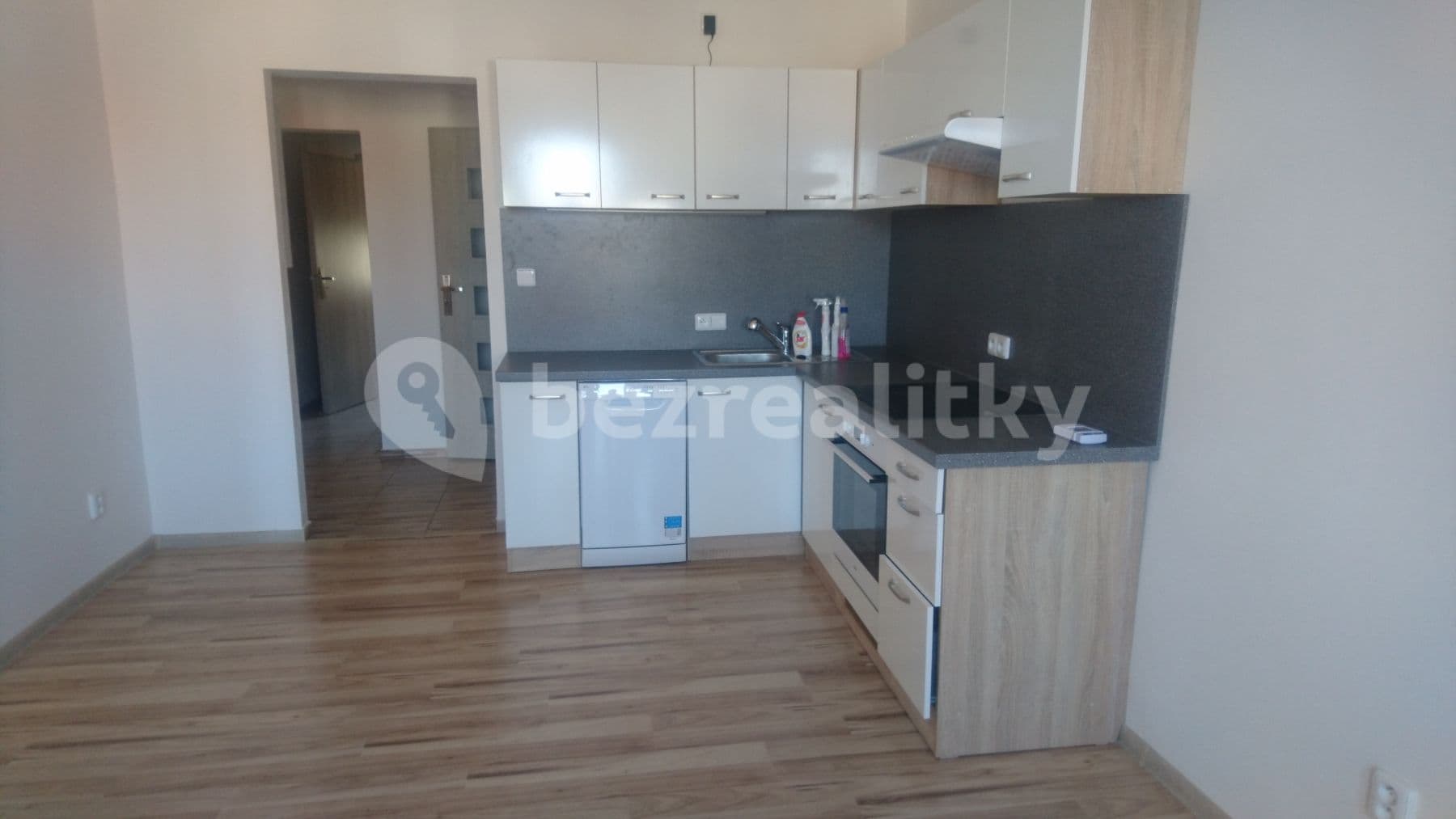 Prenájom bytu 3-izbový 60 m², Bulharská, Pardubice, Pardubický kraj Prenájom bytu 3-izbový 60 m², Bulharská, Pardubice, Pardubický kraj