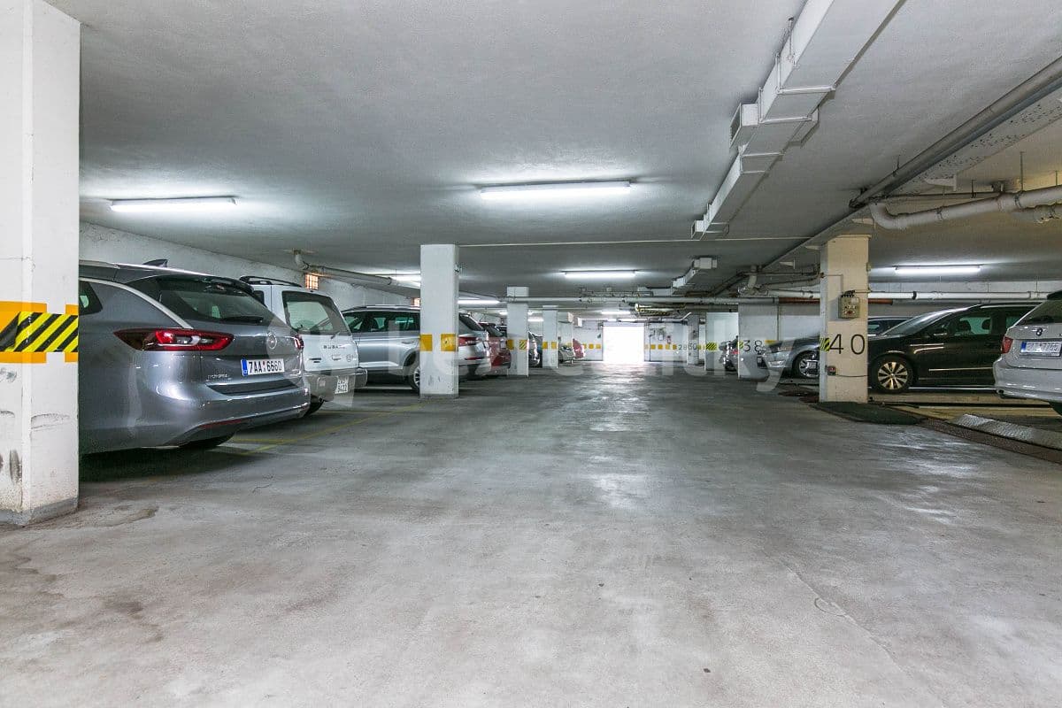 Prenájom garáže 11 m², U Kříže, Praha, Praha Prenájom garáže 11 m², U Kříže, Praha, Praha