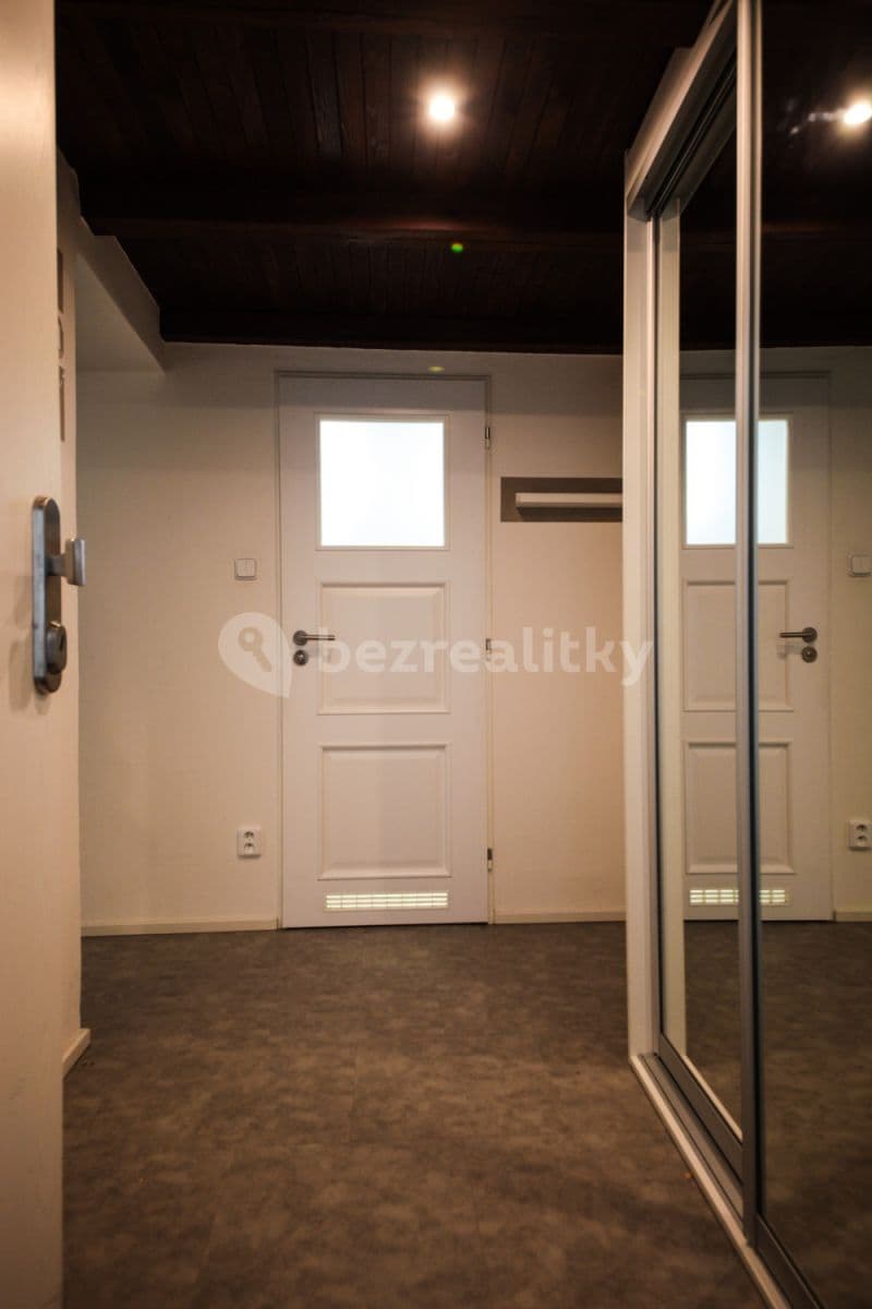 Prenájom bytu 3-izbový 65 m², Pod Školou, Praha, Praha