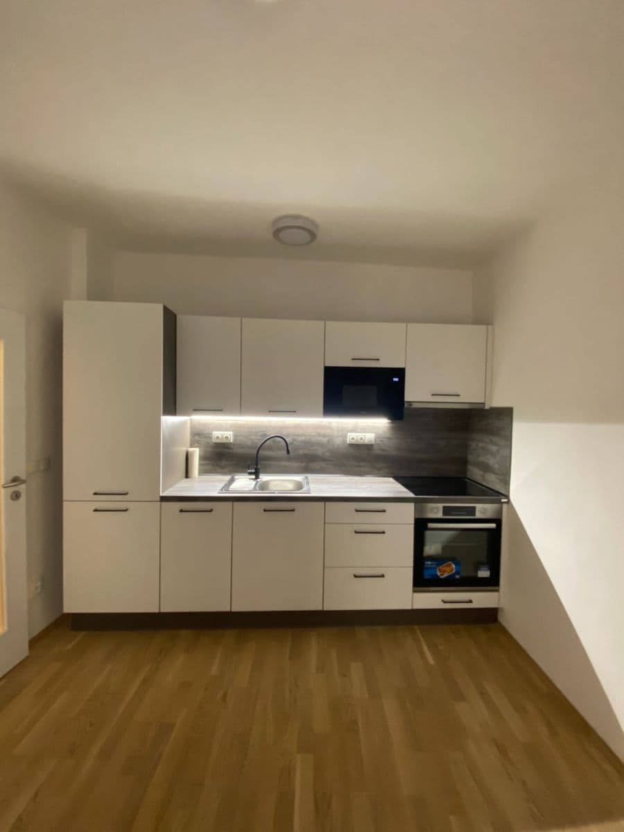 Prenájom bytu 3-izbový 100 m², Velké náměstí, Písek, Jihočeský kraj Prenájom bytu 3-izbový 100 m², Velké náměstí, Písek, Jihočeský kraj