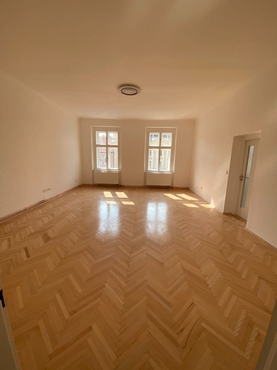 Prenájom bytu 3-izbový 100 m², Velké náměstí, Písek, Jihočeský kraj Prenájom bytu 3-izbový 100 m², Velké náměstí, Písek, Jihočeský kraj
