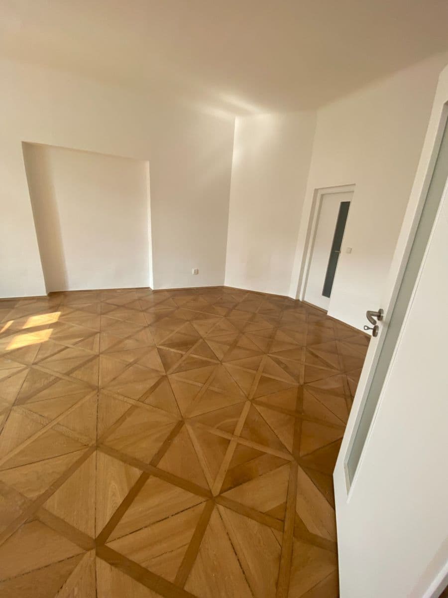 Prenájom bytu 3-izbový 100 m², Velké náměstí, Písek, Jihočeský kraj Prenájom bytu 3-izbový 100 m², Velké náměstí, Písek, Jihočeský kraj