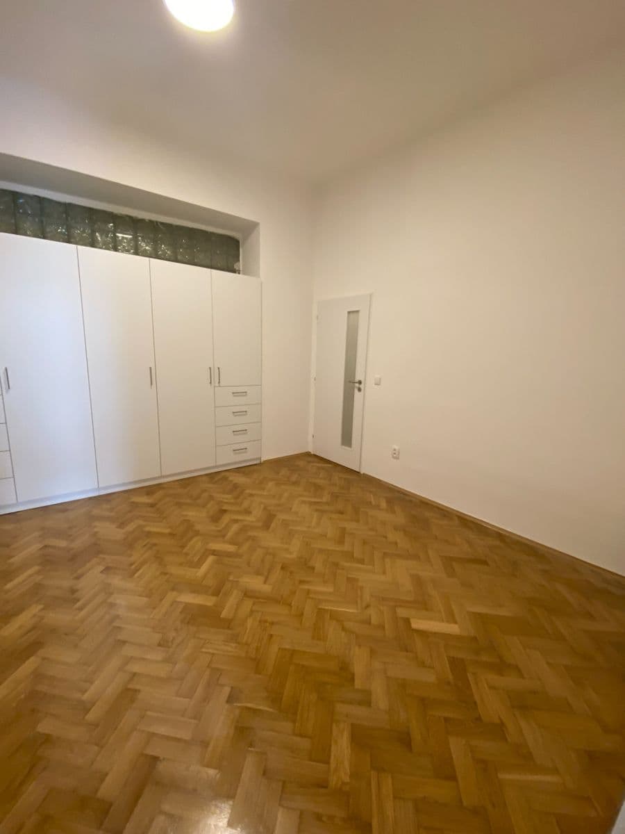 Prenájom bytu 3-izbový 100 m², Velké náměstí, Písek, Jihočeský kraj Prenájom bytu 3-izbový 100 m², Velké náměstí, Písek, Jihočeský kraj