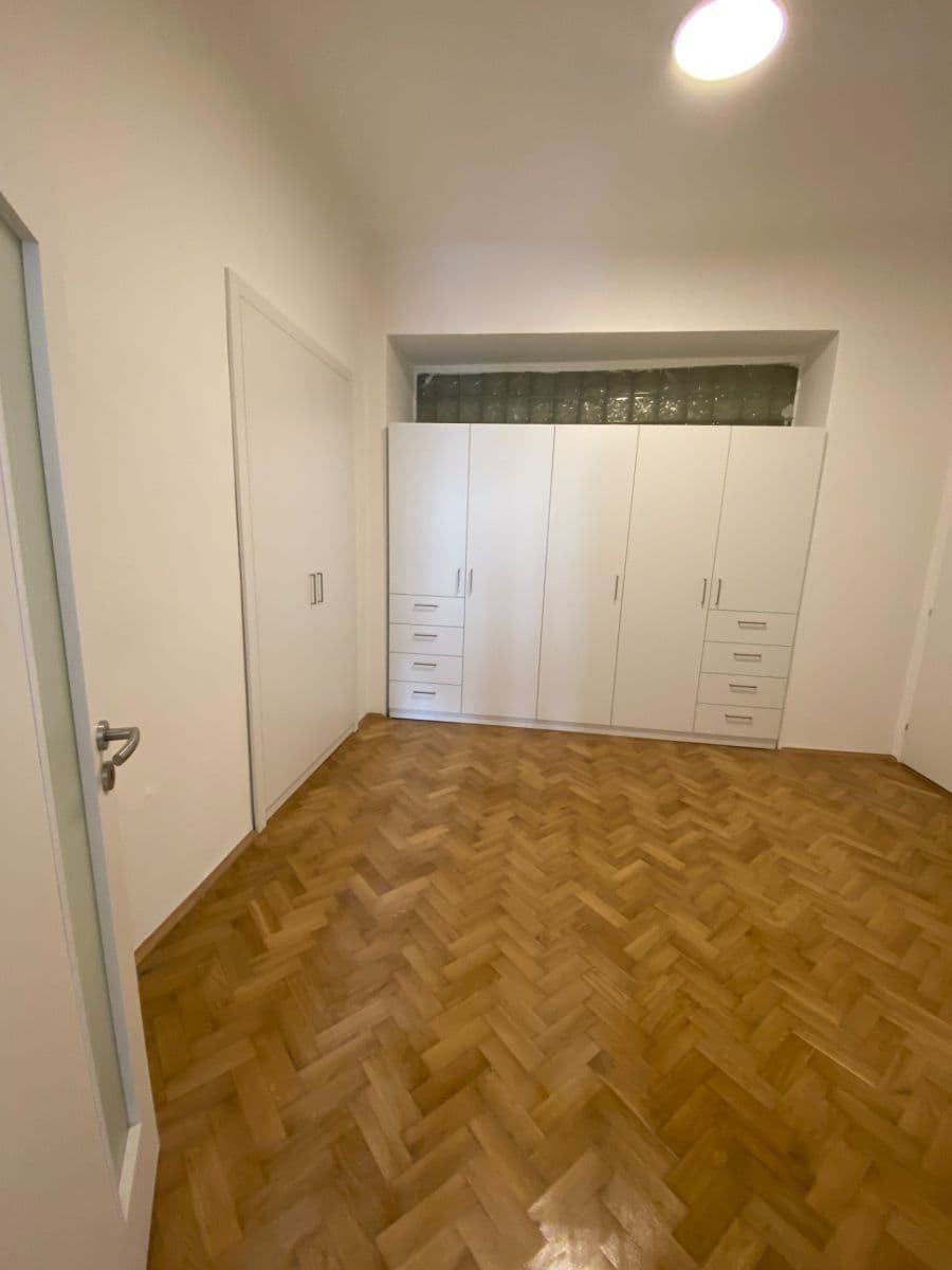 Prenájom bytu 3-izbový 100 m², Velké náměstí, Písek, Jihočeský kraj Prenájom bytu 3-izbový 100 m², Velké náměstí, Písek, Jihočeský kraj
