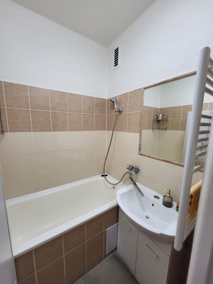 Prenájom bytu 4-izbový 80 m², Nad Alejí, Praha, Praha Prenájom bytu 4-izbový 80 m², Nad Alejí, Praha, Praha