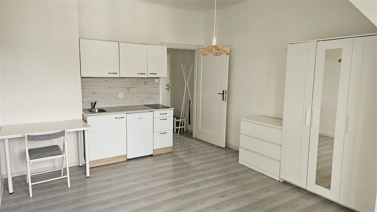 Prenájom bytu 1-izbový 21 m², Šárecká, Praha, Praha Prenájom bytu 1-izbový 21 m², Šárecká, Praha, Praha