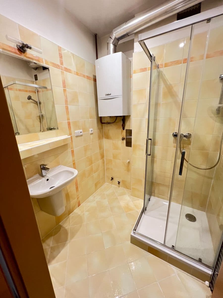 Prenájom bytu 2-izbový 73 m², Na Hroudě, Praha, Praha Prenájom bytu 2-izbový 73 m², Na Hroudě, Praha, Praha
