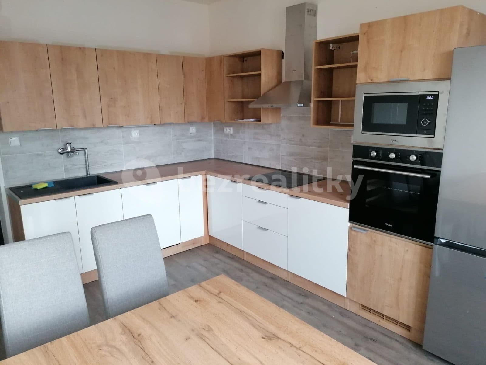 Prenájom bytu 3-izbový 82 m², U Husova sboru, Pardubice, Pardubický kraj Prenájom bytu 3-izbový 82 m², U Husova sboru, Pardubice, Pardubický kraj