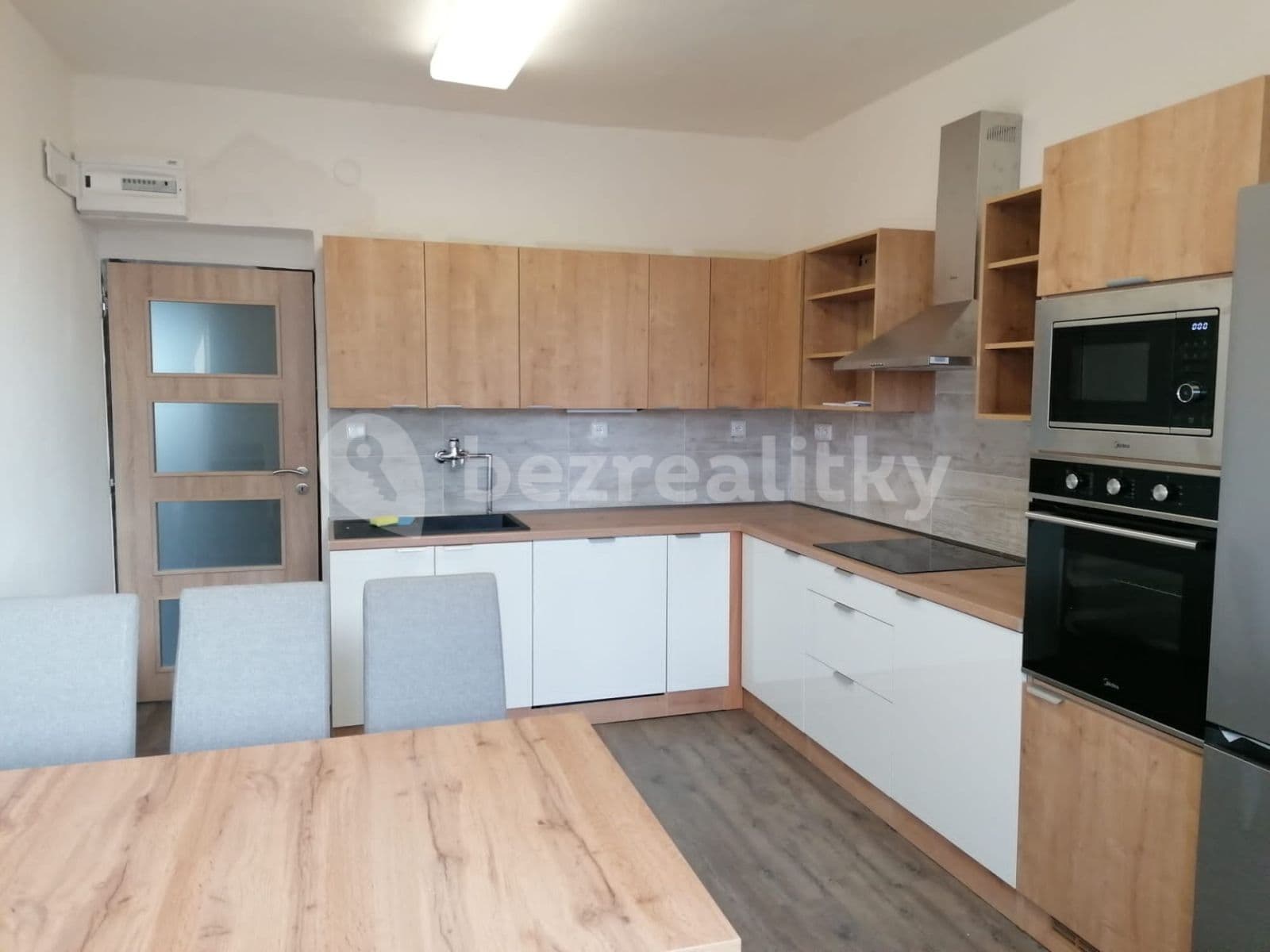 Prenájom bytu 3-izbový 82 m², U Husova sboru, Pardubice, Pardubický kraj Prenájom bytu 3-izbový 82 m², U Husova sboru, Pardubice, Pardubický kraj