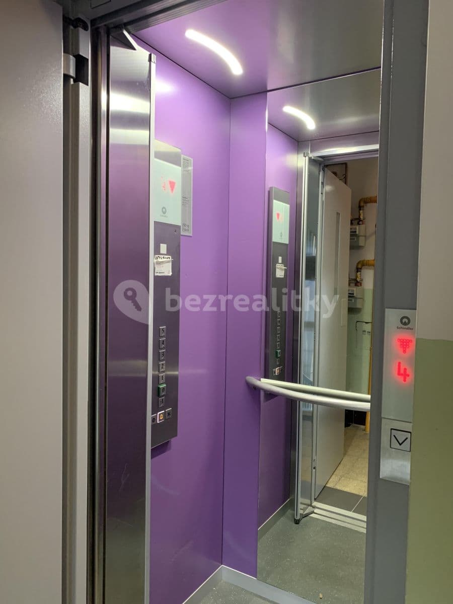 Prenájom bytu 3-izbový 75 m², Dvacátého osmého pluku, Praha, Praha Prenájom bytu 3-izbový 75 m², Dvacátého osmého pluku, Praha, Praha