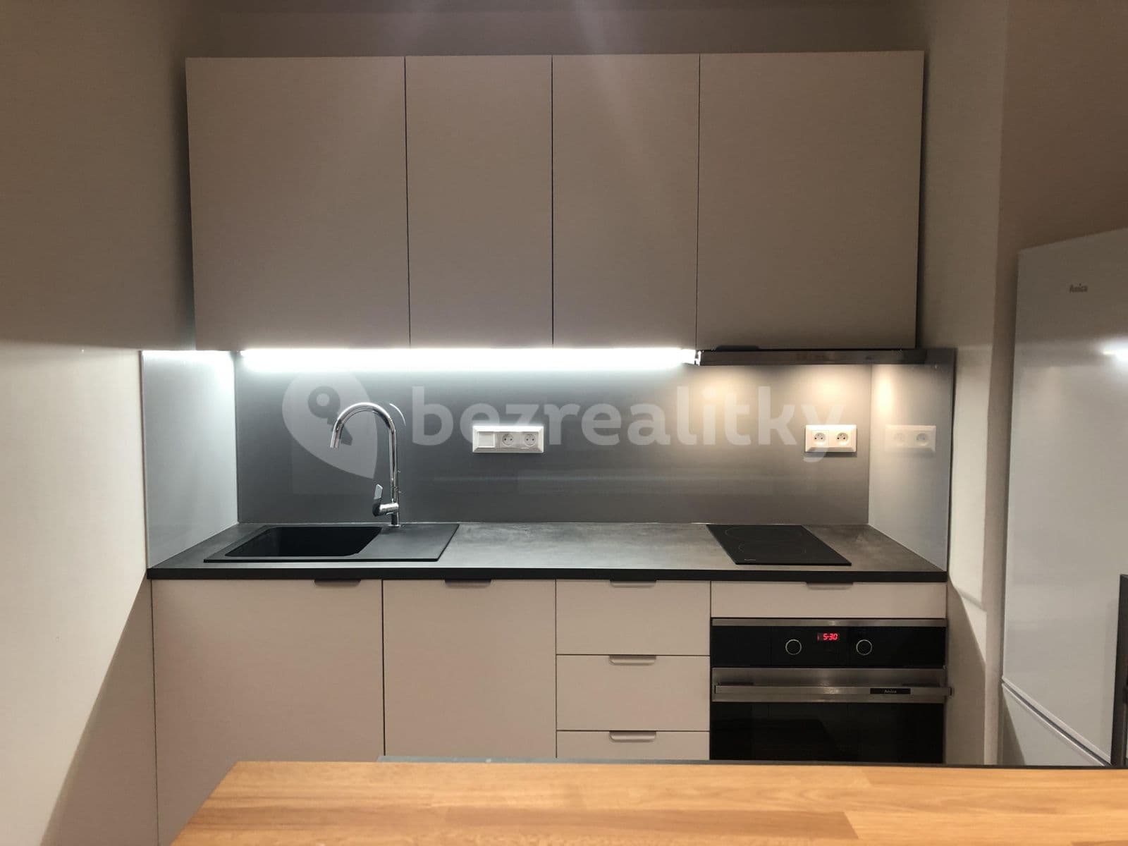 Prenájom bytu 2-izbový 42 m², Svojetická, Praha, Praha Prenájom bytu 2-izbový 42 m², Svojetická, Praha, Praha