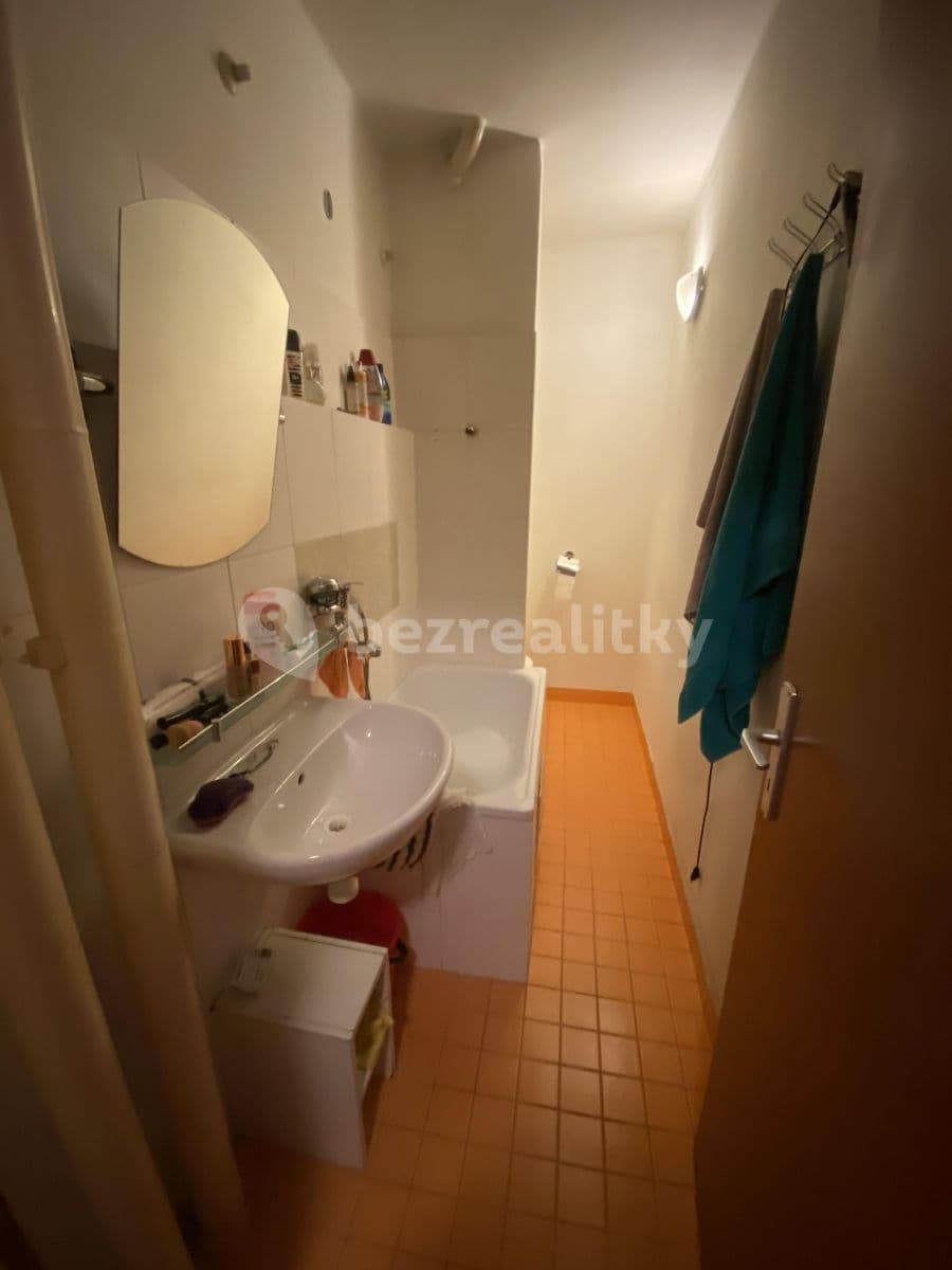 Prenájom bytu 2-izbový 37 m², Veverkova, Hradec Králové, Královéhradecký kraj