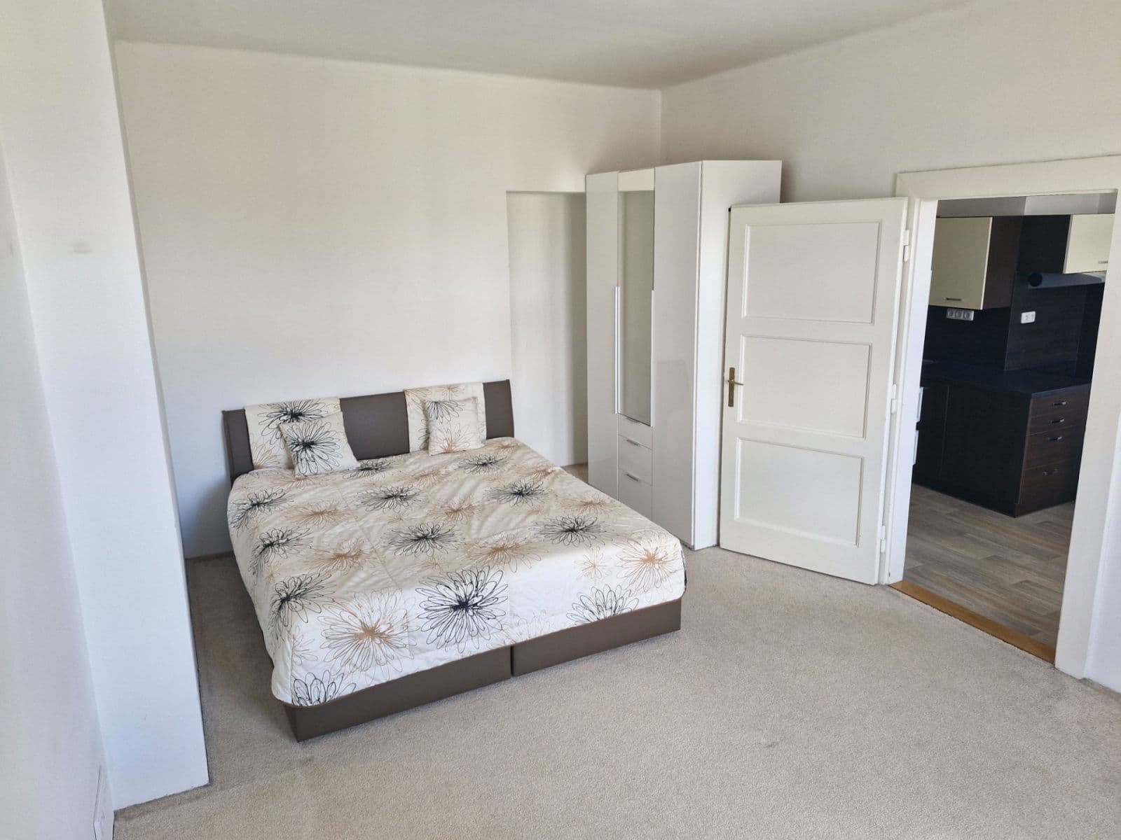 Prenájom bytu 1-izbový 48 m², Laubova, Praha, Praha Prenájom bytu 1-izbový 48 m², Laubova, Praha, Praha