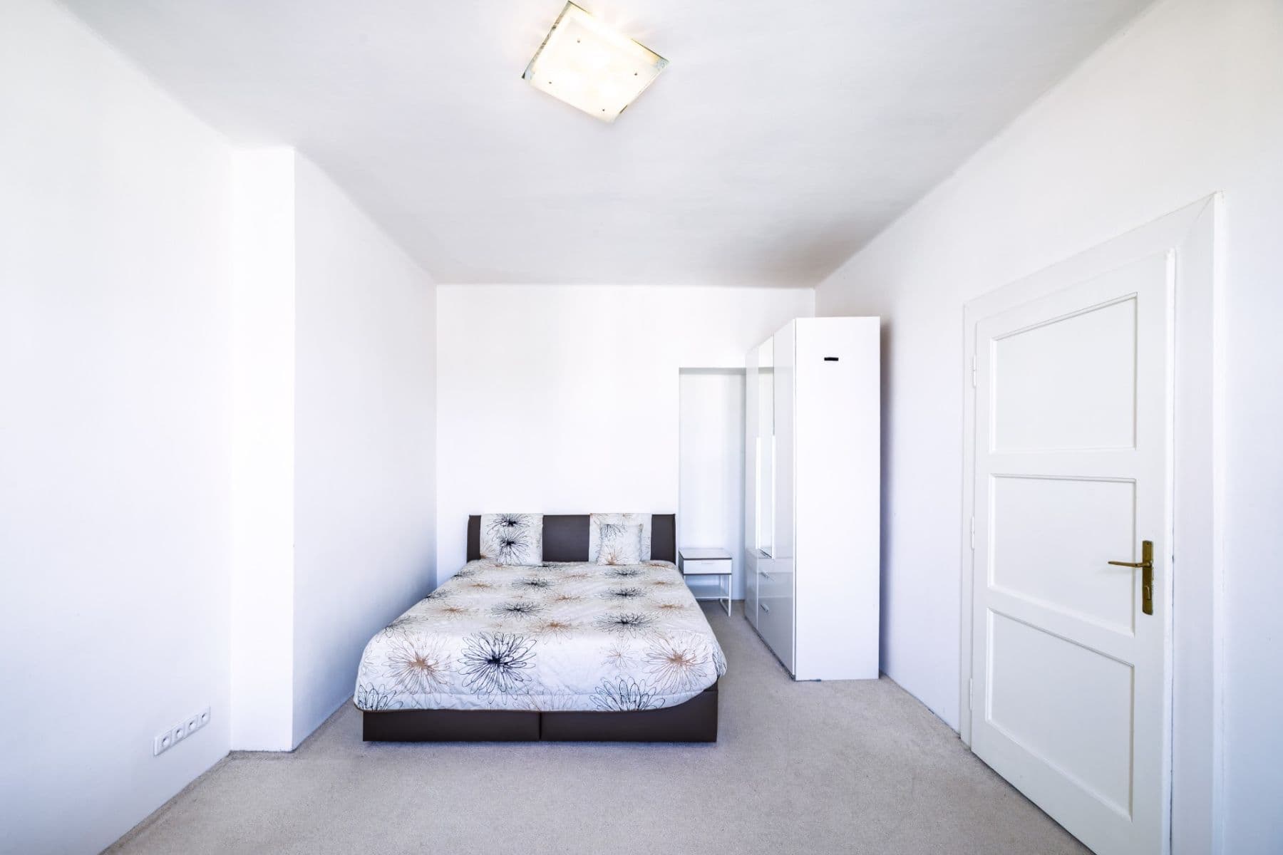 Prenájom bytu 1-izbový 48 m², Laubova, Praha, Praha Prenájom bytu 1-izbový 48 m², Laubova, Praha, Praha