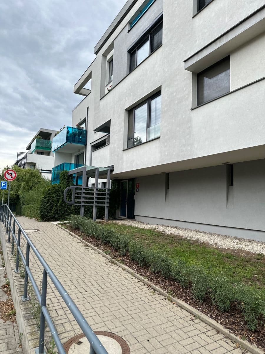 Prenájom bytu 1-izbový 37 m², Nepomuckých, Praha, Praha Prenájom bytu 1-izbový 37 m², Nepomuckých, Praha, Praha