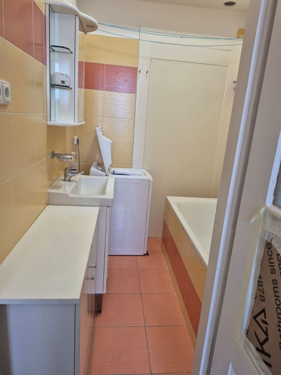 Prenájom bytu 1-izbový 51 m², Farní, Praha, Praha Prenájom bytu 1-izbový 51 m², Farní, Praha, Praha