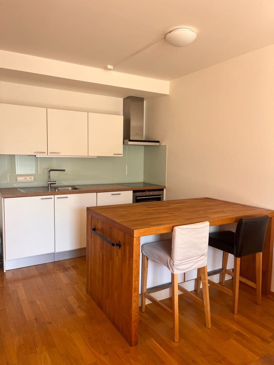 Prenájom bytu 2-izbový 54 m², Linhartova, Praha, Praha Prenájom bytu 2-izbový 54 m², Linhartova, Praha, Praha