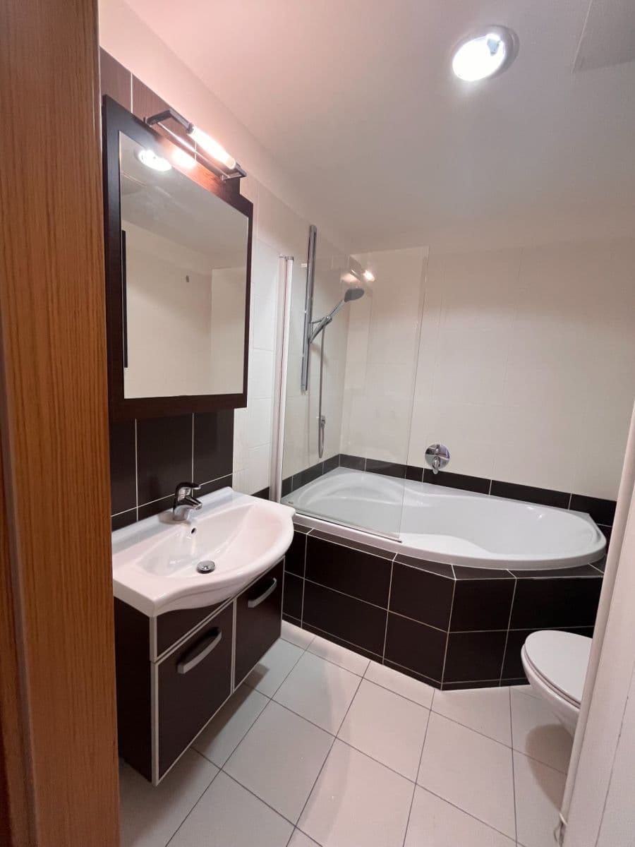 Prenájom bytu 2-izbový 54 m², Linhartova, Praha, Praha Prenájom bytu 2-izbový 54 m², Linhartova, Praha, Praha