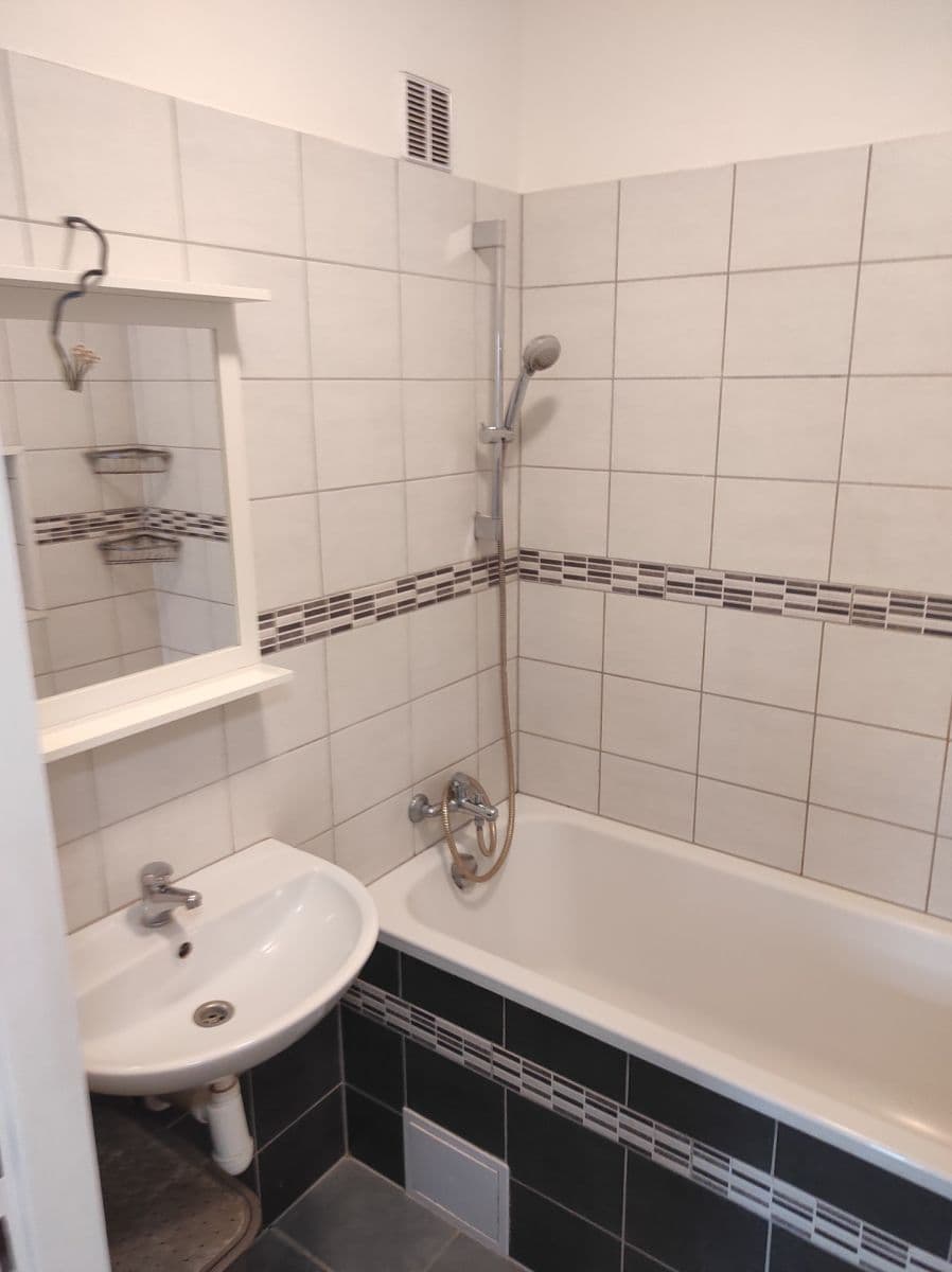 Prenájom bytu 3-izbový 60 m², K Lipám, Praha, Praha Prenájom bytu 3-izbový 60 m², K Lipám, Praha, Praha