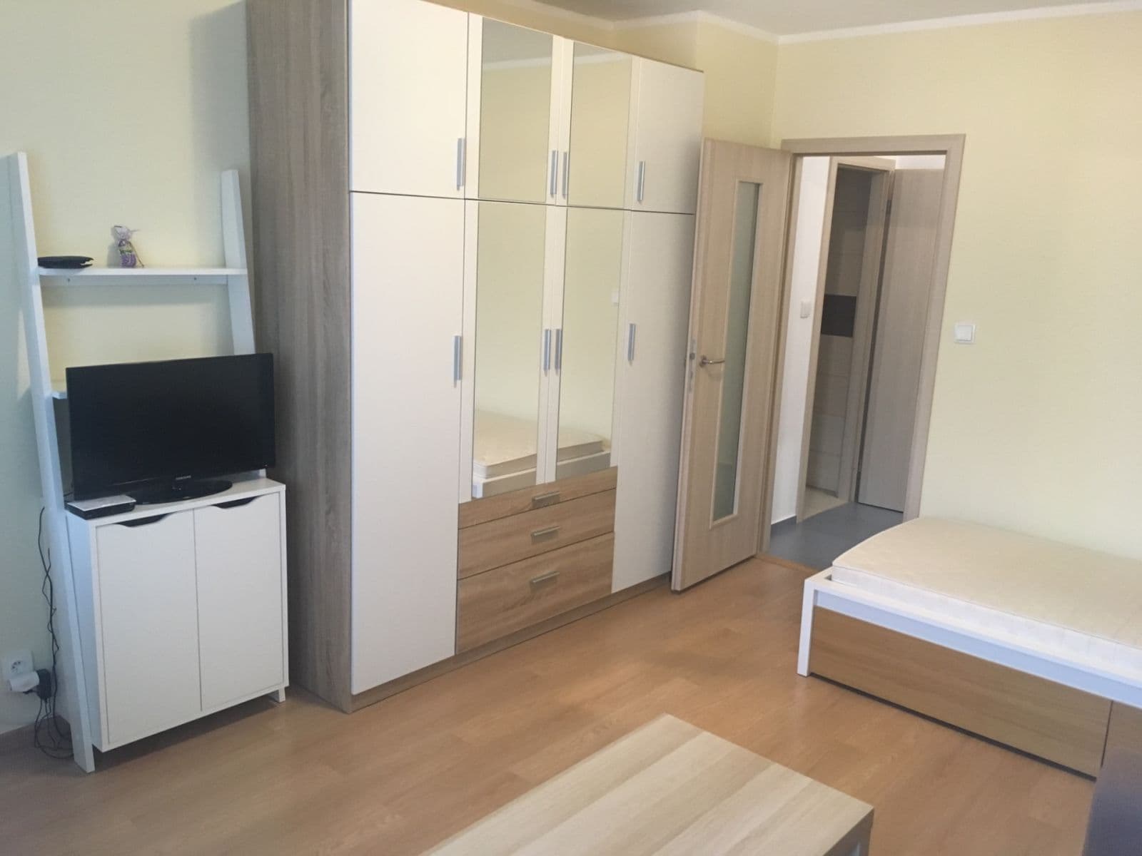 Prenájom bytu 1-izbový 36 m², Hurbanova, Praha, Praha Prenájom bytu 1-izbový 36 m², Hurbanova, Praha, Praha