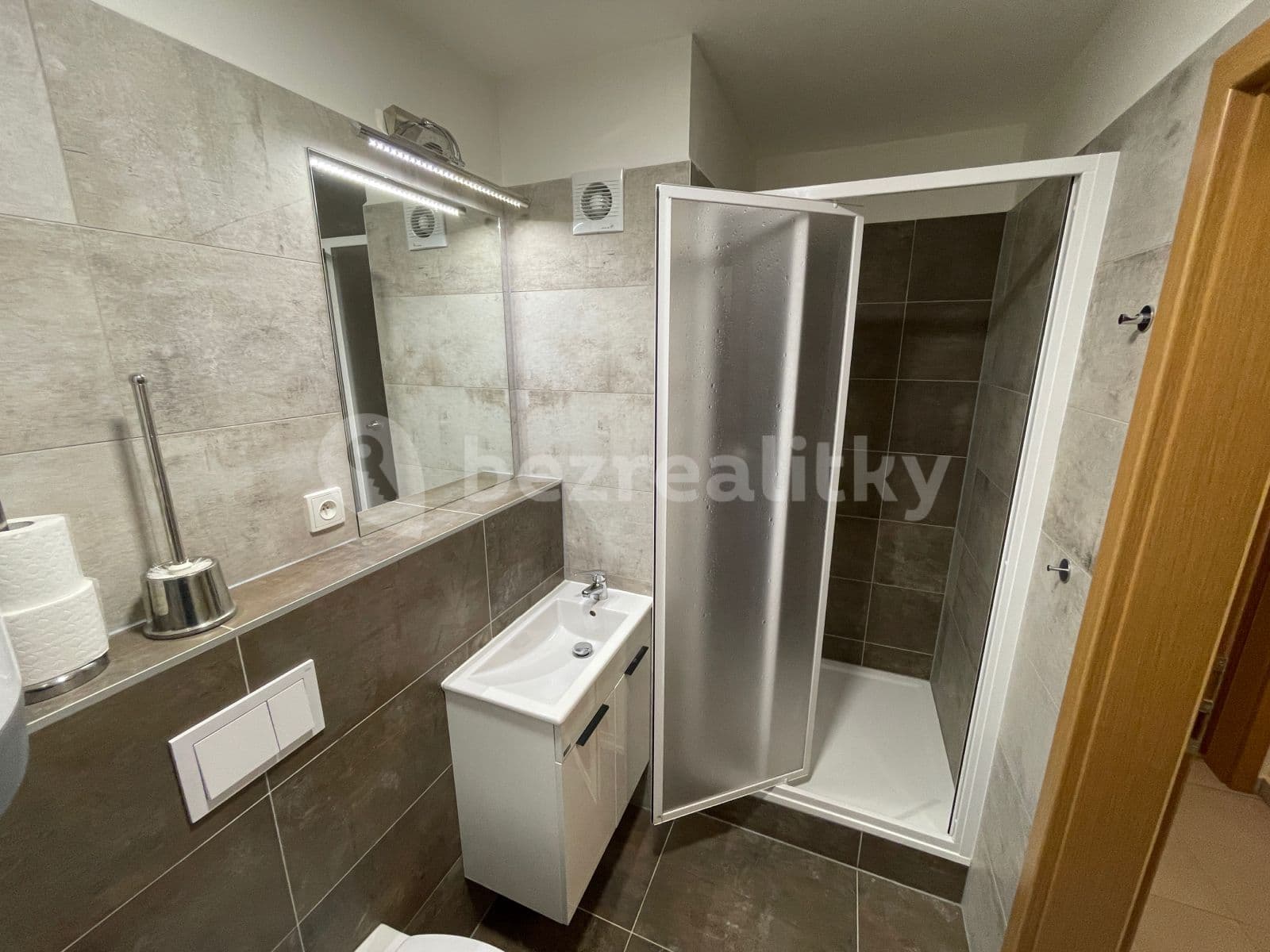 Prenájom bytu 2-izbový 54 m², Chýně, Středočeský kraj Prenájom bytu 2-izbový 54 m², Chýně, Středočeský kraj