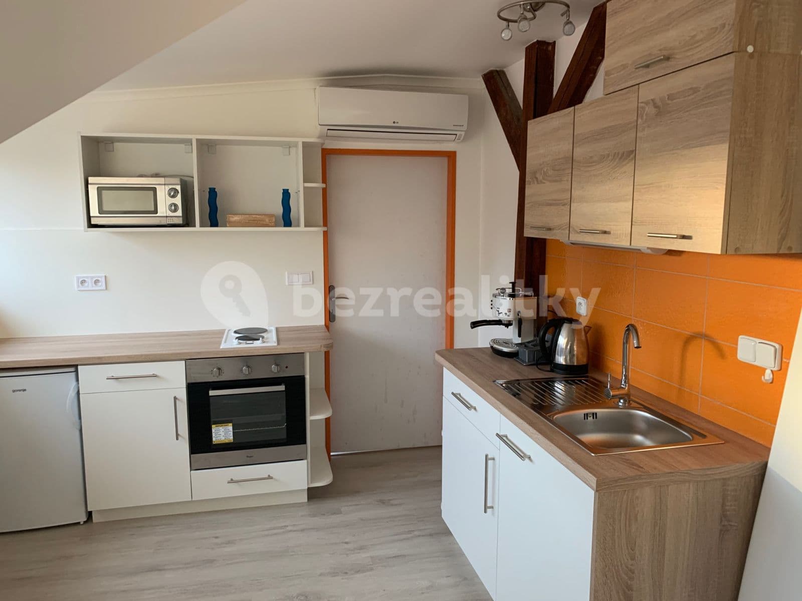 Prenájom bytu 3-izbový 60 m², Jeremiášova, Praha, Praha Prenájom bytu 3-izbový 60 m², Jeremiášova, Praha, Praha